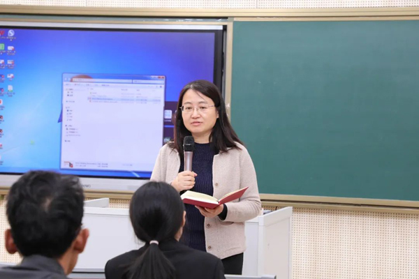 楊魯新點(diǎn)評(píng)。重慶市第一實(shí)驗(yàn)中學(xué)供圖