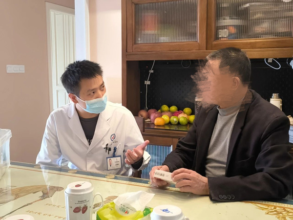 醫(yī)生家訪中。重慶道格骨科醫(yī)院供圖