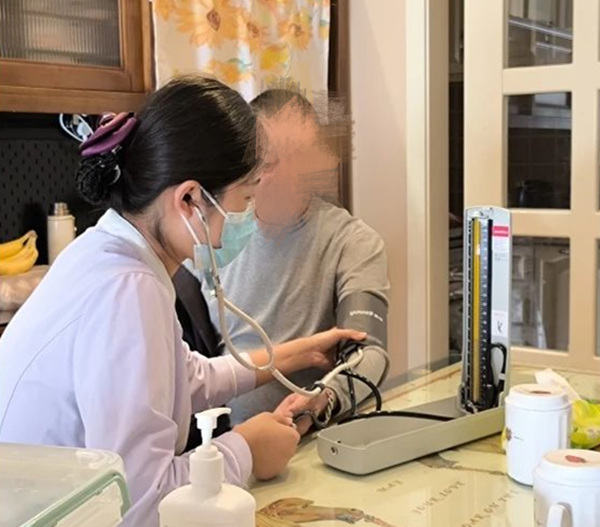 醫(yī)護(hù)人員為彭爺爺檢查身體。重慶道格骨科醫(yī)院供圖