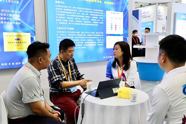 參展企業(yè)在進(jìn)行業(yè)務(wù)溝通。重慶市人力資源開發(fā)服務(wù)中心供圖