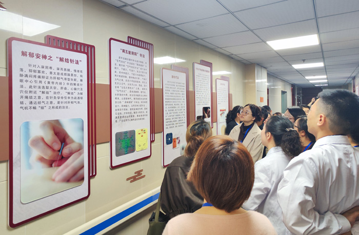 學員們正在參觀睡眠技師實訓基地。