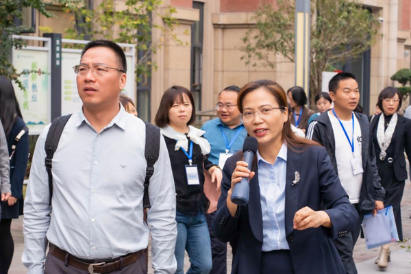 肖猷莉帶領(lǐng)專家們參觀校園。新村致遠(yuǎn)實驗小學(xué)供圖