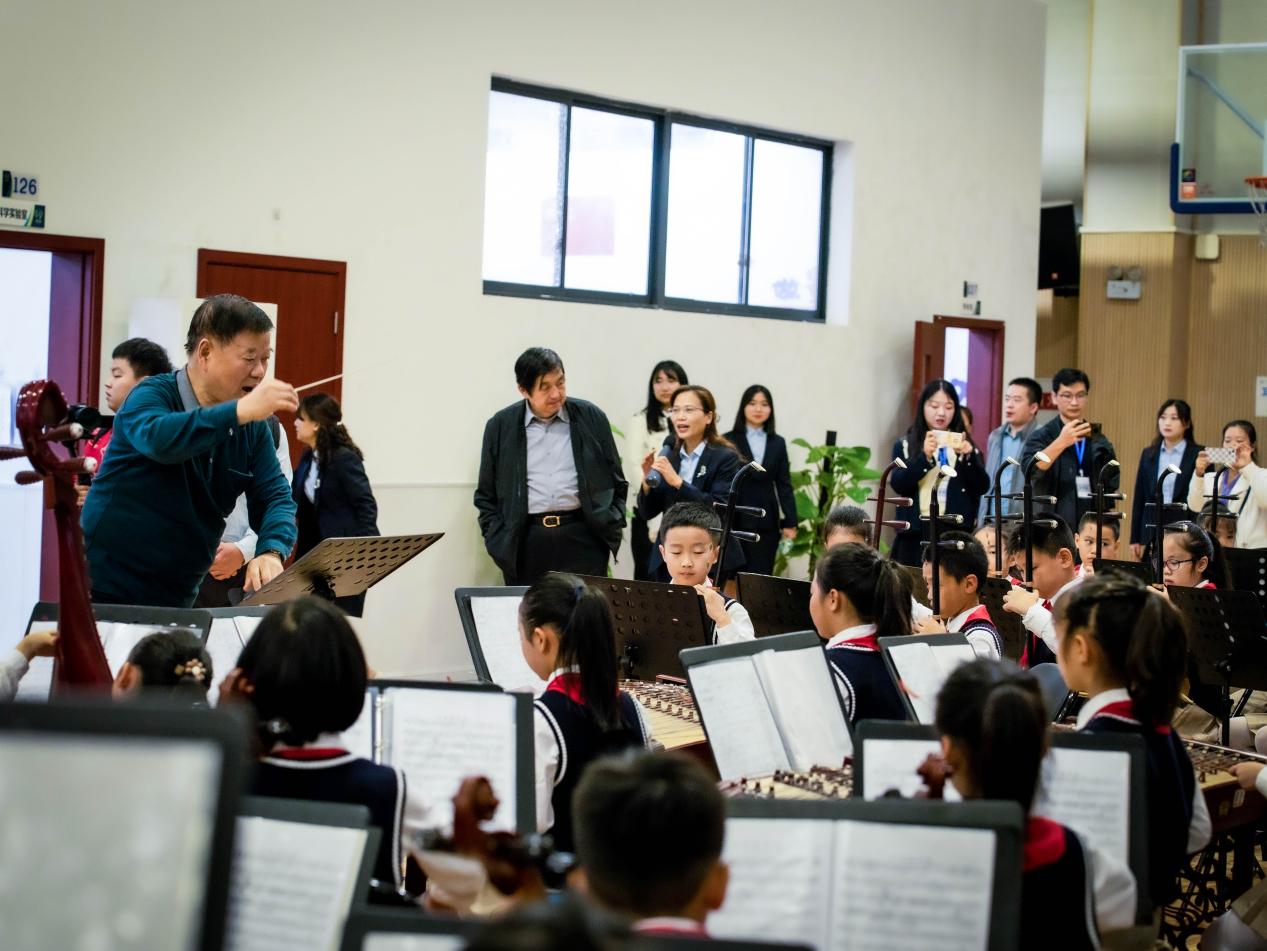 專家觀摩民樂團(tuán)表演。新村致遠(yuǎn)實驗小學(xué)供圖