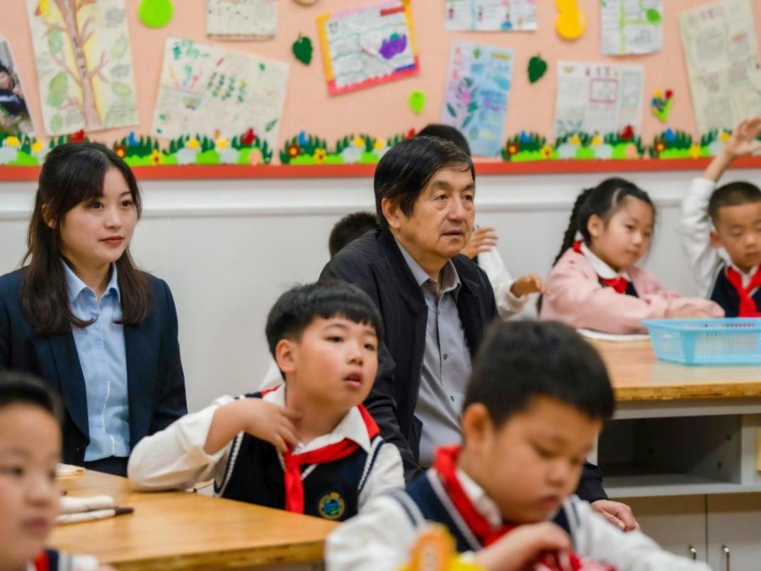 專家聽取學(xué)科展示。新村致遠(yuǎn)實驗小學(xué)供圖