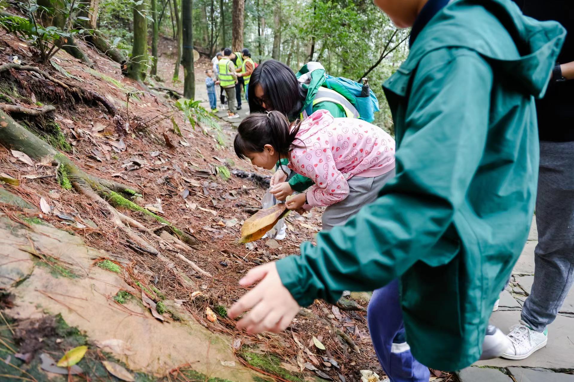 巡山拾撿垃圾。重慶市林業(yè)局供圖