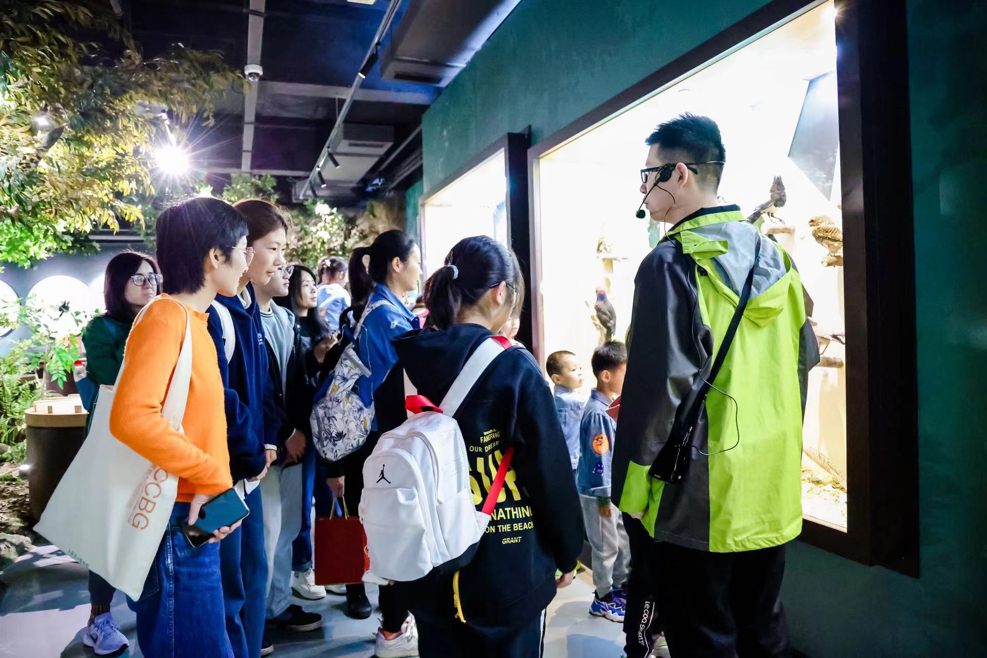 參觀縉云山自然教育中心。重慶市林業(yè)局供圖