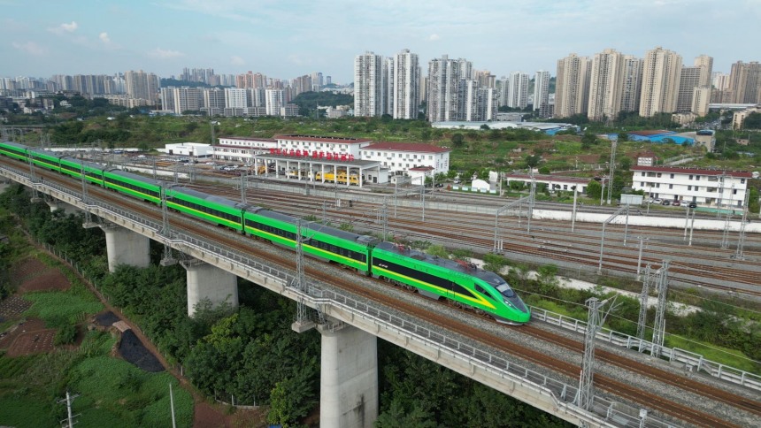 圖為飛馳在渝貴鐵路上的復(fù)興號動車組。冉杰攝