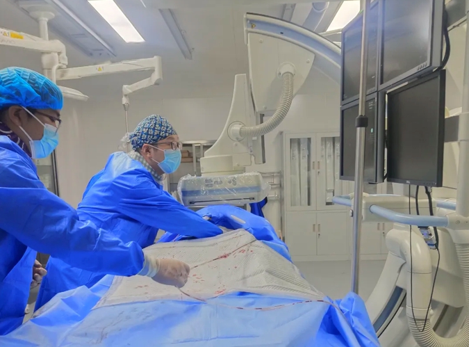 李煒團隊手術(shù)中。重慶西區(qū)醫(yī)院供圖