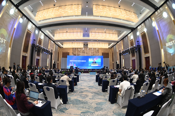 信息時(shí)代科研范式變革校長(zhǎng)圓桌會(huì)議現(xiàn)場(chǎng)。鄒樂攝