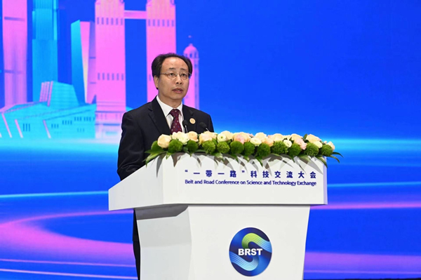 中國工程院院士、重慶大學(xué)校長(zhǎng)王樹新致辭。鄒樂攝