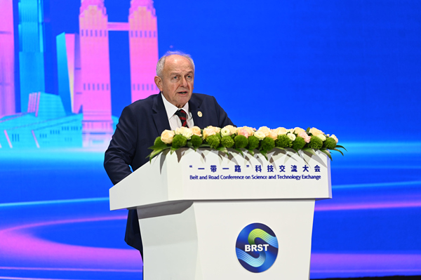 塞爾維亞科學(xué)、技術(shù)發(fā)展和創(chuàng)新部國務(wù)秘書米羅斯拉夫·特拉亞諾維奇致辭。鄒樂攝