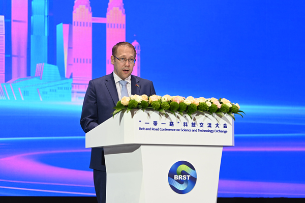 匈牙利駐華大使館科技參贊鮑洛安致辭。鄒樂攝