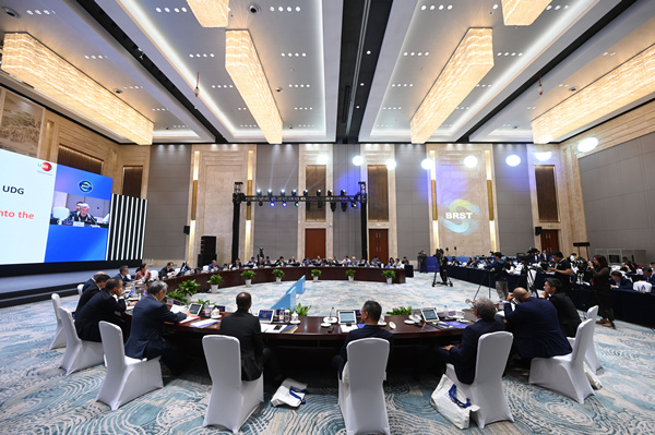 第一場(chǎng)圓桌對(duì)話。鄒樂攝