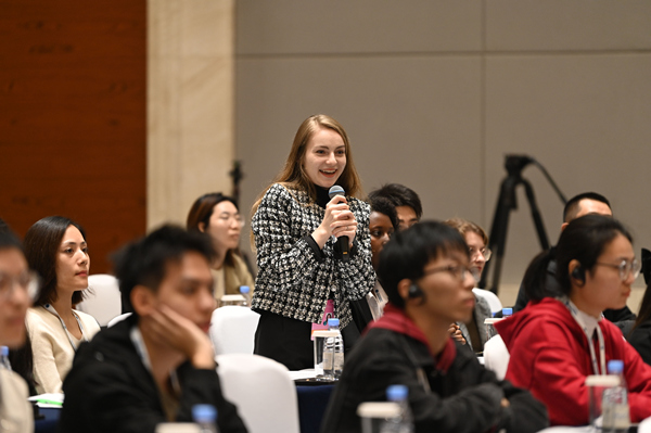 高校師生代表積極提問。鄒樂攝