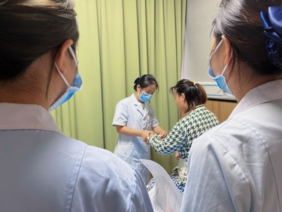 醫(yī)護(hù)查房。重慶東大肛腸醫(yī)院供圖