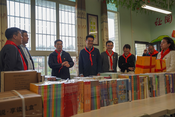 捐贈現(xiàn)場。重慶理工大學供圖