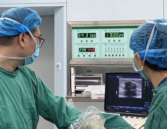 醫(yī)生為患者進行手術(shù)。重慶松山醫(yī)院供圖