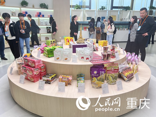 采訪團一行走進江津進出口商品展示中心。人民網(wǎng)記者 馮文彥攝