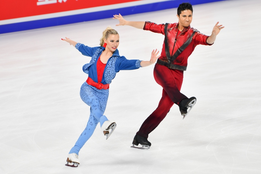 11月10日，加拿大組合瑪喬麗·拉茹瓦、扎卡里·拉加在比賽中。鄒樂攝