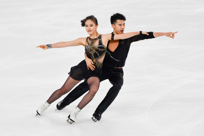 11月10日，中國組合石尚、吳楠在比賽中。鄒樂攝