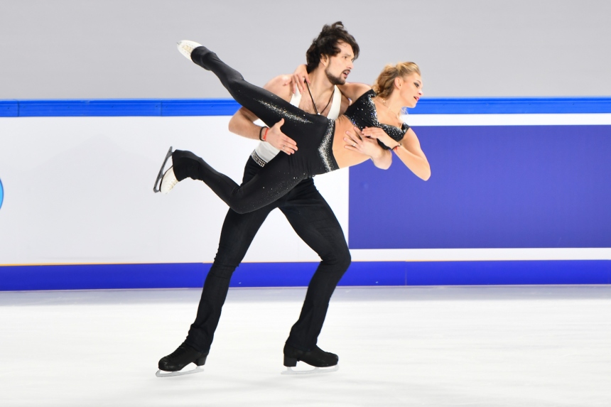 2023年中國杯世界花樣滑冰大獎賽冰舞韻律舞比賽現(xiàn)場。鄒樂攝