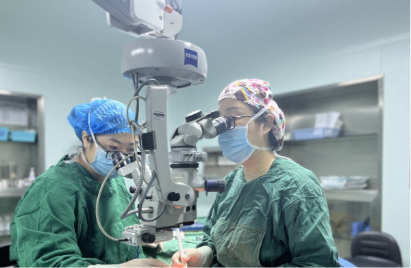閻曉麗為患者進(jìn)行手術(shù)。重慶普瑞眼科醫(yī)院供圖