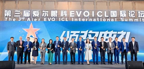 陳茂盛、彭艷麗獲杰出培訓(xùn)導(dǎo)師獎。重慶愛爾眼科醫(yī)院總院供圖