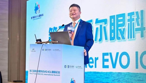 李力上臺發(fā)言。重慶愛爾眼科醫(yī)院總院供圖