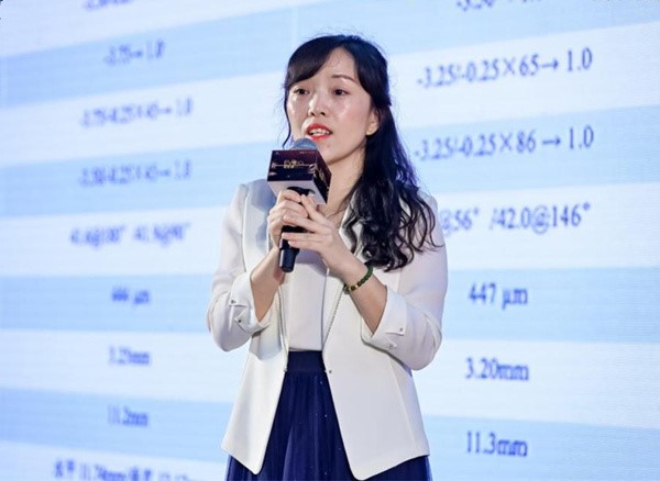 文燕上臺分享。重慶愛爾眼科醫(yī)院總院供圖