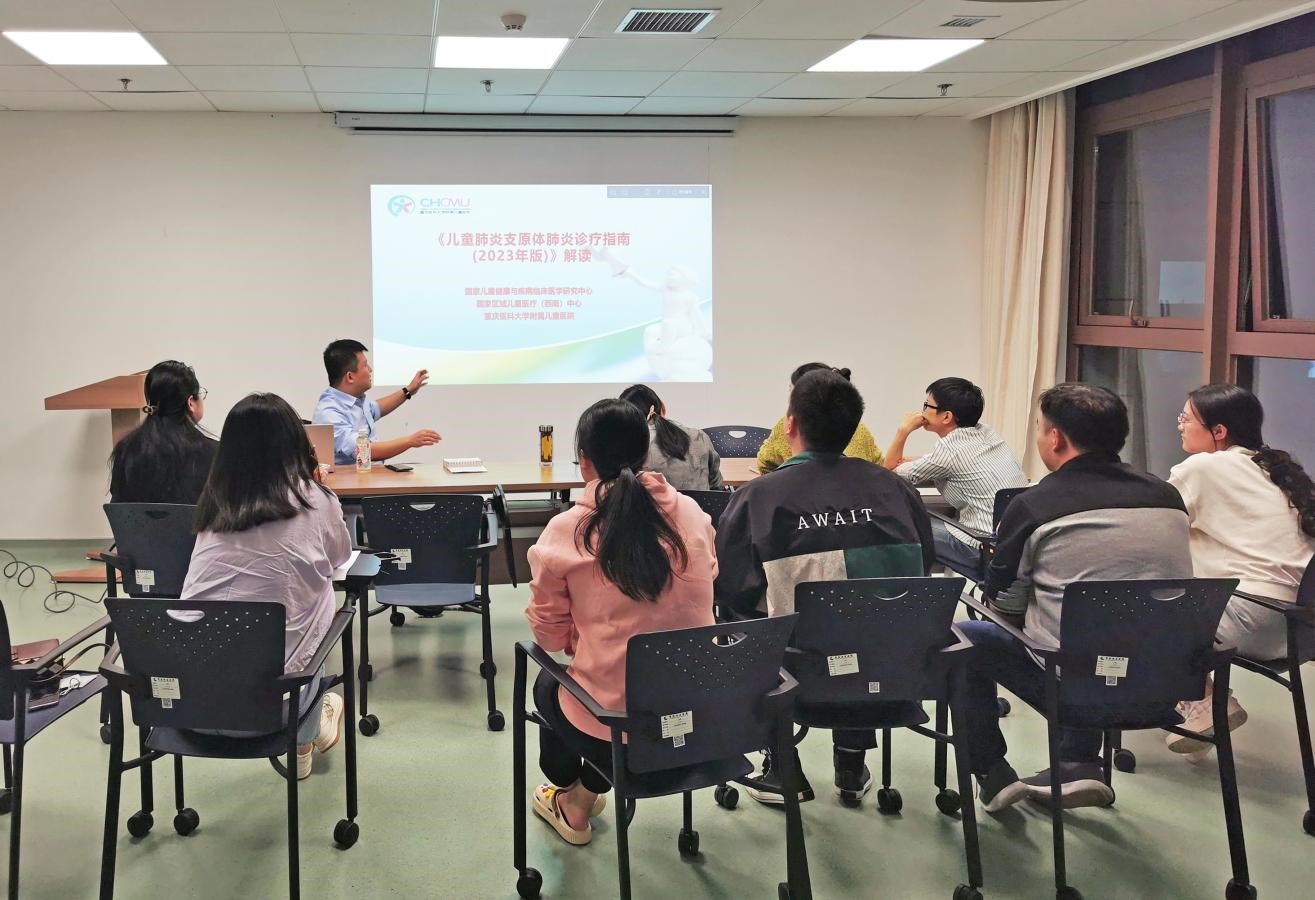 張興道召集醫(yī)護(hù)人員學(xué)習(xí)《兒童肺炎支原體肺炎診療指南（2023年版）》。重慶西區(qū)醫(yī)院供圖