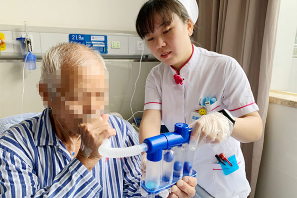 患者正在進行肺康復呼吸鍛煉。重慶醫(yī)科大學附屬第三醫(yī)院供圖