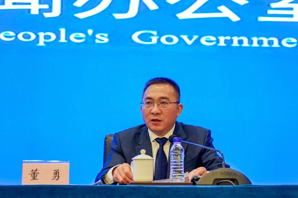 重慶市住房和城鄉(xiāng)建設委員會一級巡視員、新聞發(fā)言人董勇在新聞發(fā)布會上回答媒體提問。吳汪洋攝