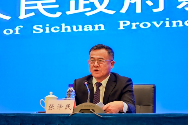 四川省住房城鄉(xiāng)建設(shè)廳副廳長、新聞發(fā)言人張澤民發(fā)布川渝住博會相關(guān)情況。吳汪洋攝