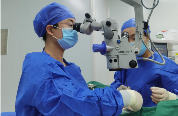 陳春梅為患兒實(shí)施斜視手術(shù)。重慶南坪愛(ài)爾眼科醫(yī)院供圖