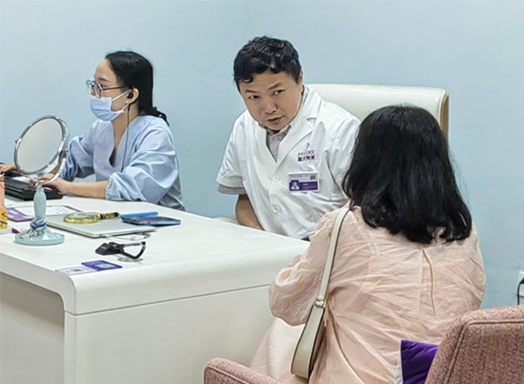 看診中。重慶美萊整形美容醫(yī)院供圖
