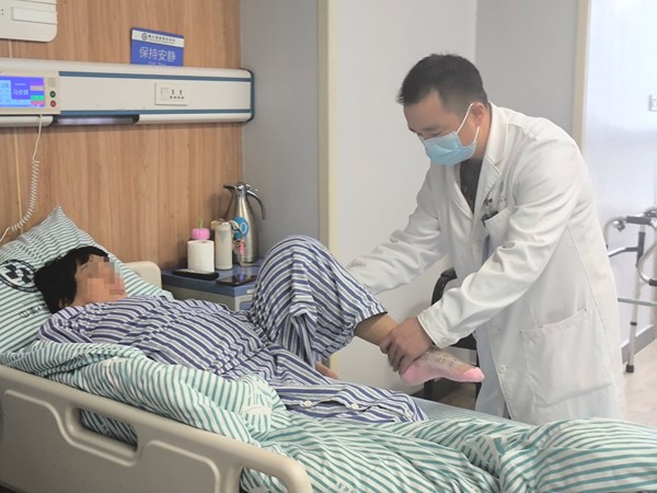 醫(yī)生查房中。重慶道格骨科醫(yī)院供圖