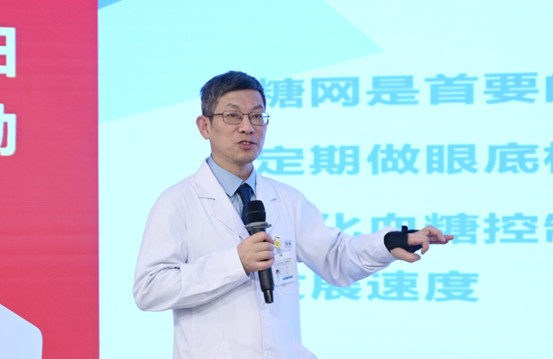 桂君民科普糖尿病眼病相關(guān)知識(shí)。重慶南坪愛(ài)爾眼科醫(yī)院供圖
