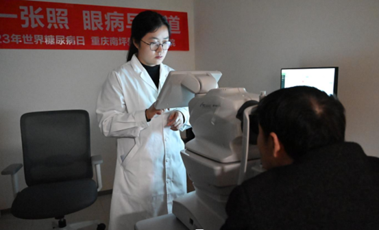 運(yùn)用AI智能眼底相機(jī)為患者檢查眼底情況。重慶南坪愛(ài)爾眼科醫(yī)院供圖