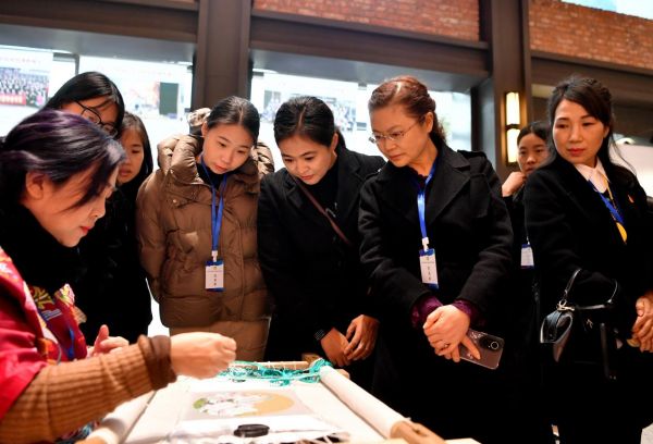 代表團(tuán)在民主村參觀。九龍坡融媒體中心供圖。