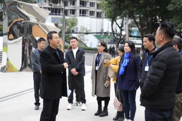 考察團(tuán)在五洲書店考察。九龍坡融媒體中心供圖