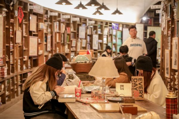 市民在軍哥書屋看書閱讀。九龍坡融媒體中心供圖