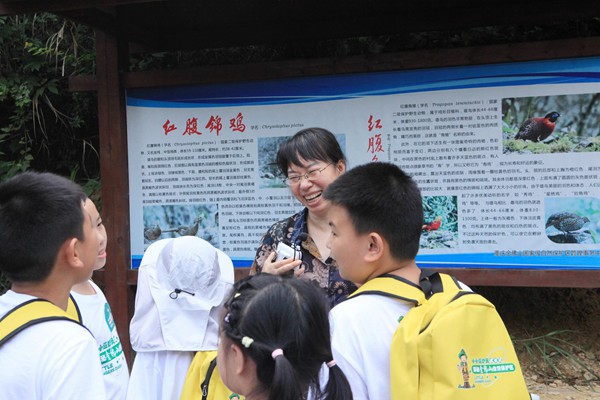 為“小小巡護(hù)員”們講解動(dòng)植物保護(hù)相關(guān)知識(shí)。重慶金佛山國(guó)家級(jí)自然保護(hù)區(qū)管理事務(wù)中心供圖