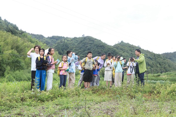 重慶觀鳥會(huì)會(huì)長(zhǎng)危騫帶領(lǐng)“小小巡護(hù)員“們走進(jìn)自然，邊觀鳥邊了解自然。重慶金佛山國(guó)家級(jí)自然保護(hù)區(qū)管理事務(wù)中心