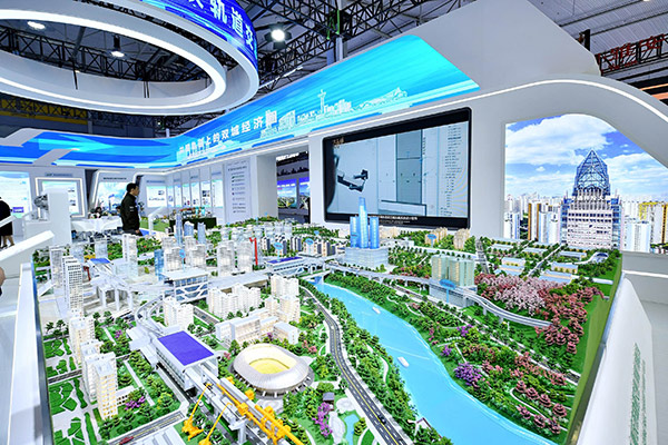 重慶軌道交通展館里的沙盤。主辦方供圖