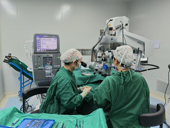 院長張學(xué)東進(jìn)行手術(shù)中。華廈渝州眼科醫(yī)院供圖