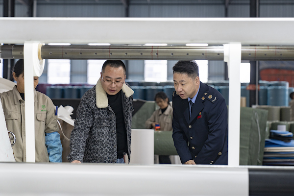 稅務(wù)工作人員走訪川渝高竹新區(qū)入駐企業(yè)。郭睿攝