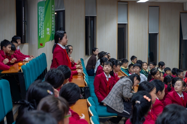 學(xué)生在主題課上積極提問(wèn)。藍(lán)渝凱攝