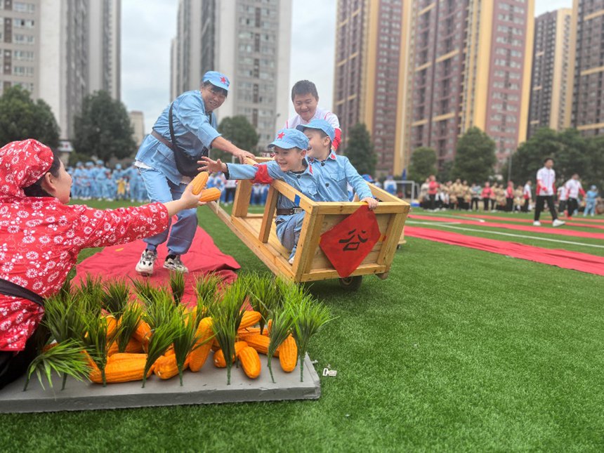 江南水岸公租房全民健身暨軍民大生產(chǎn)親子運動會現(xiàn)場。重慶市公租房管理局供圖