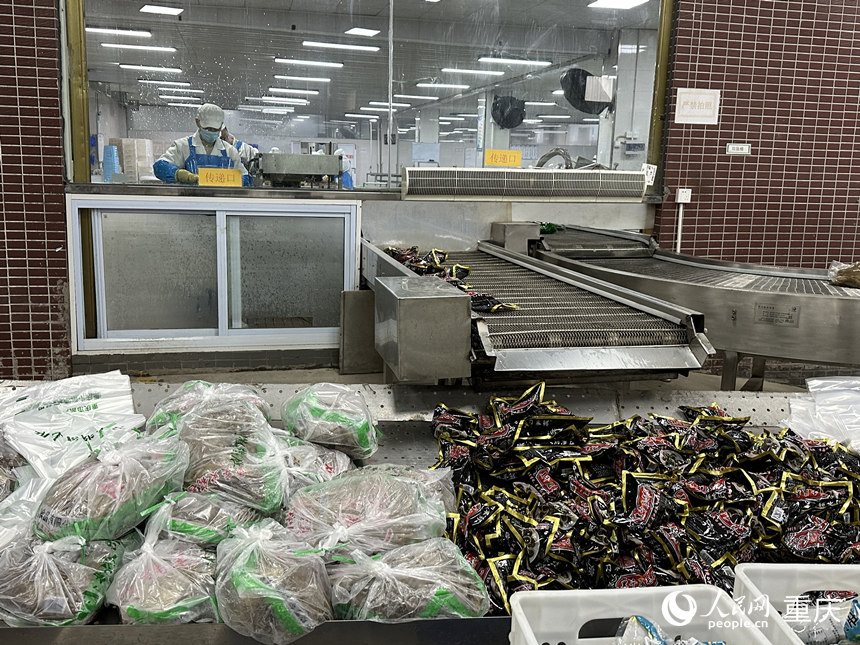 凱鴻食品生產(chǎn)的毛肚產(chǎn)品。人民網(wǎng)記者 劉政寧攝