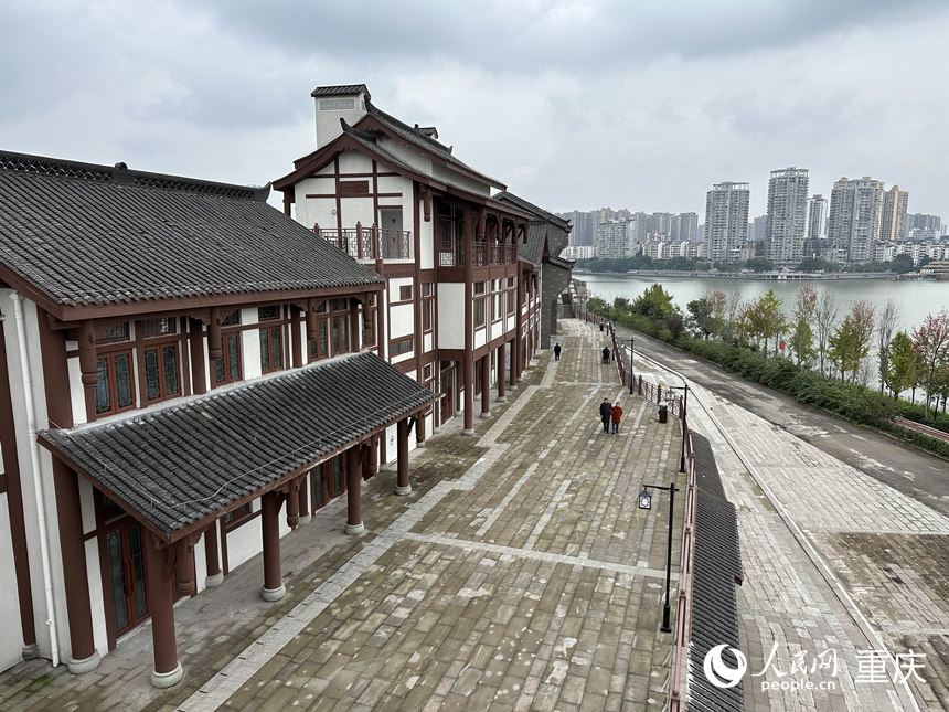 嘉陵江火鍋風(fēng)情街主體建設(shè)已經(jīng)完成。人民網(wǎng)記者 劉政寧攝